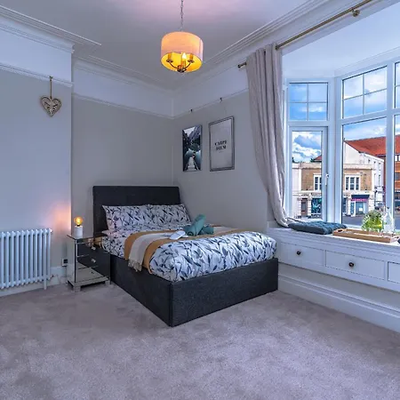 Modern Serviced Apartment: Views Of Village Center Bristol Exterior photo
