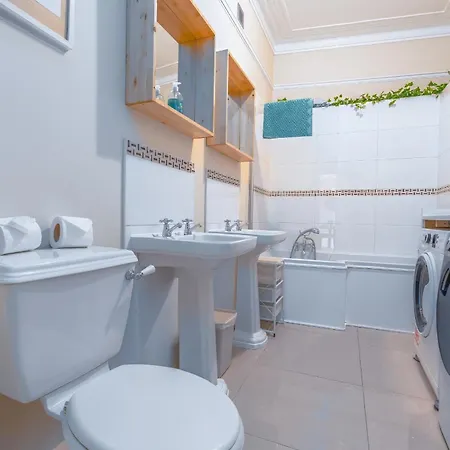 Modern Serviced Apartment: Views Of Village Center Bristol Exterior photo
