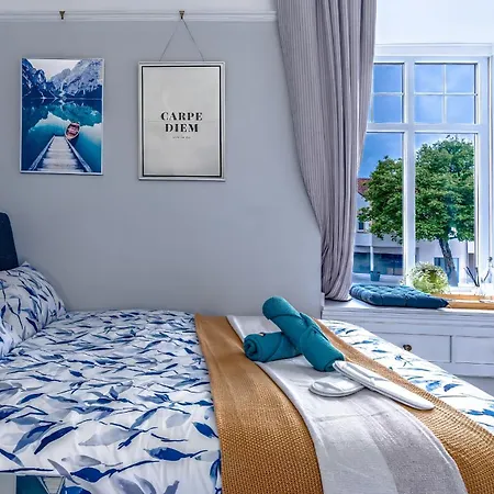 Modern Serviced Apartment: Views Of Village Center Bristol Exterior photo