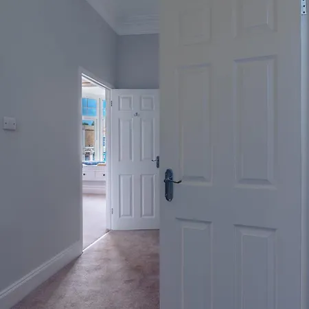 Modern Serviced Apartment: Views Of Village Center Bristol Exterior photo