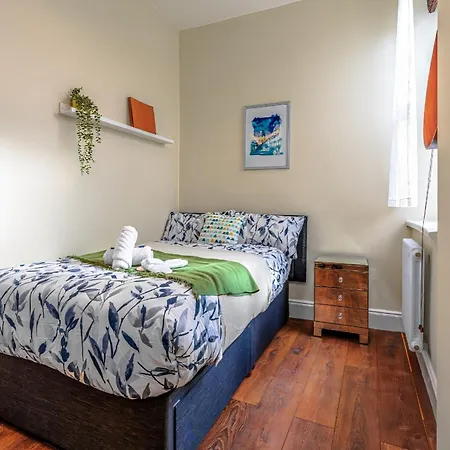 Modern Serviced Apartment: Views Of Village Center Bristol Exterior photo