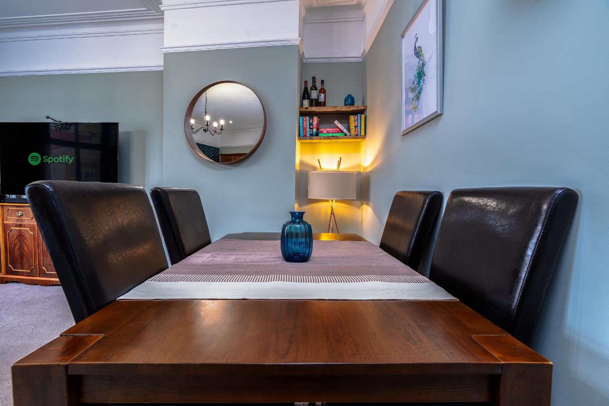 Modern Serviced Apartment: Views Of Village Center Appartement