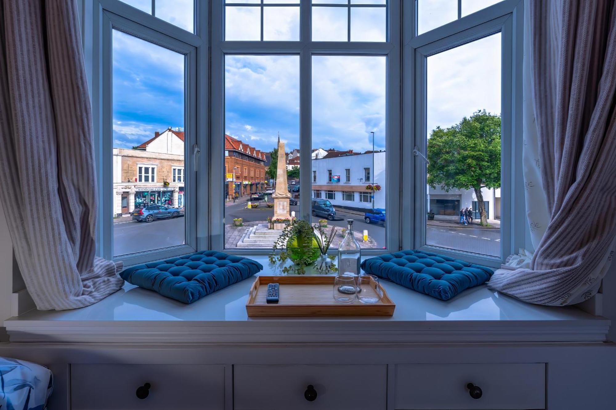 Modern Serviced Apartment: Views Of Village Center Appartement Bristol
