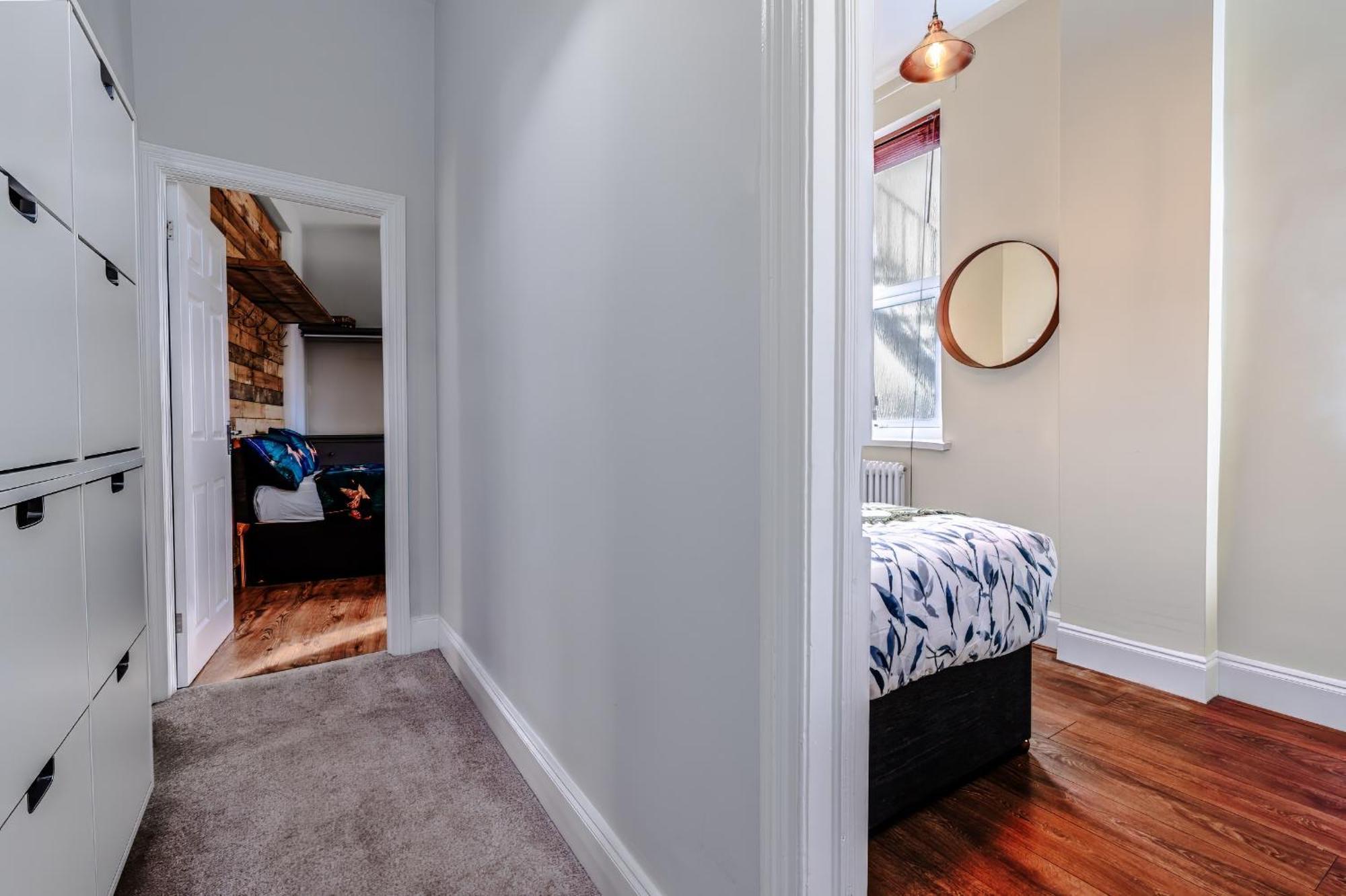 Modern Serviced Apartment: Views Of Village Center Appartement Bristol