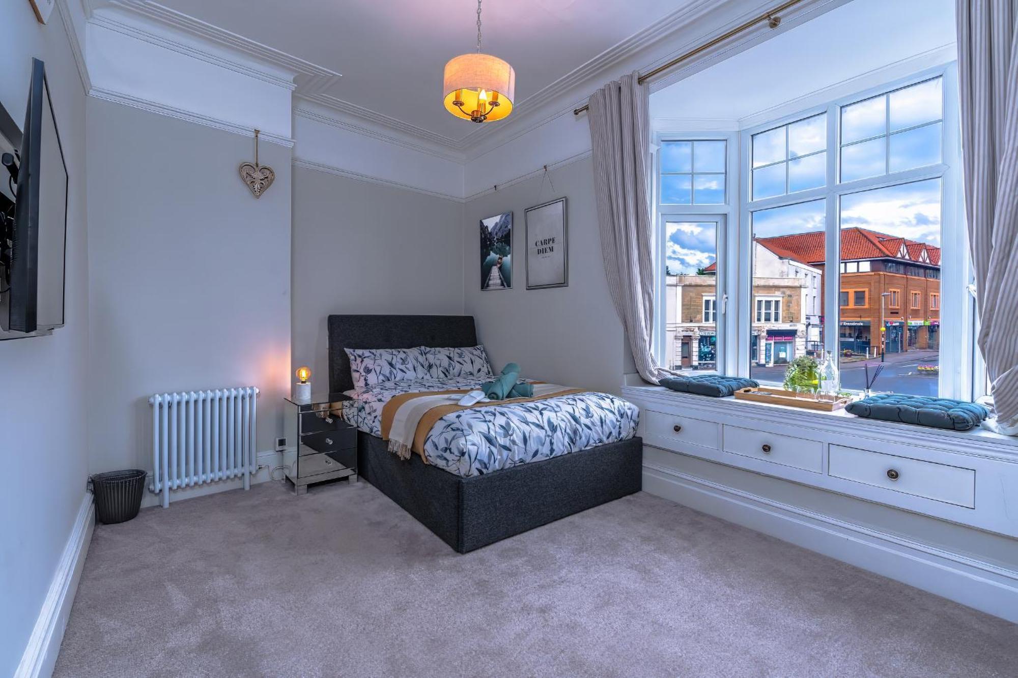 Modern Serviced Apartment: Views Of Village Center Bristol