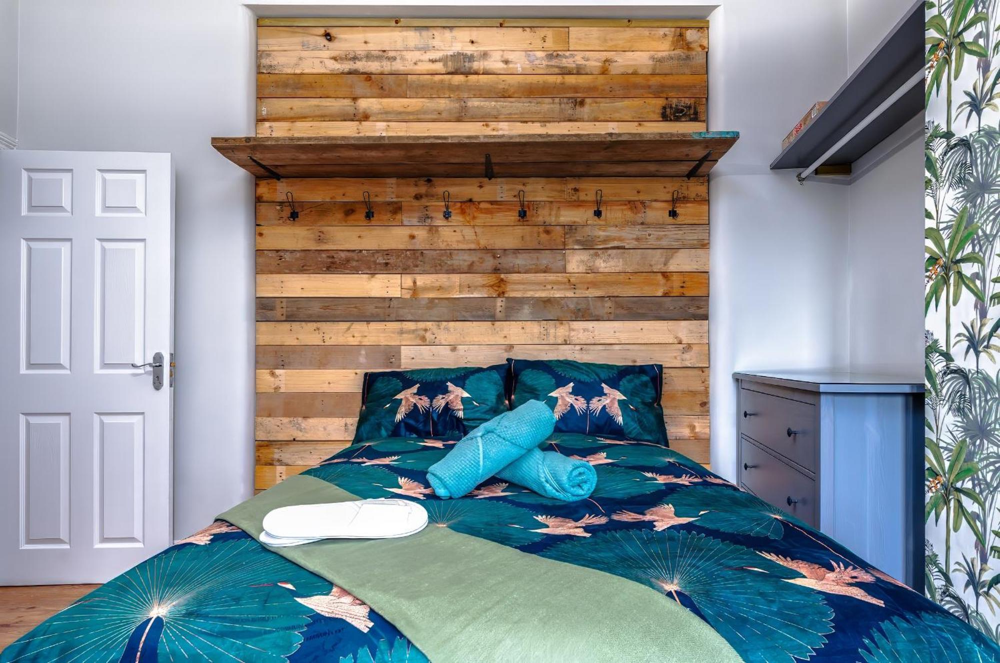Apartment Modern Serviced Apartment: Views Of Village Center Bristol