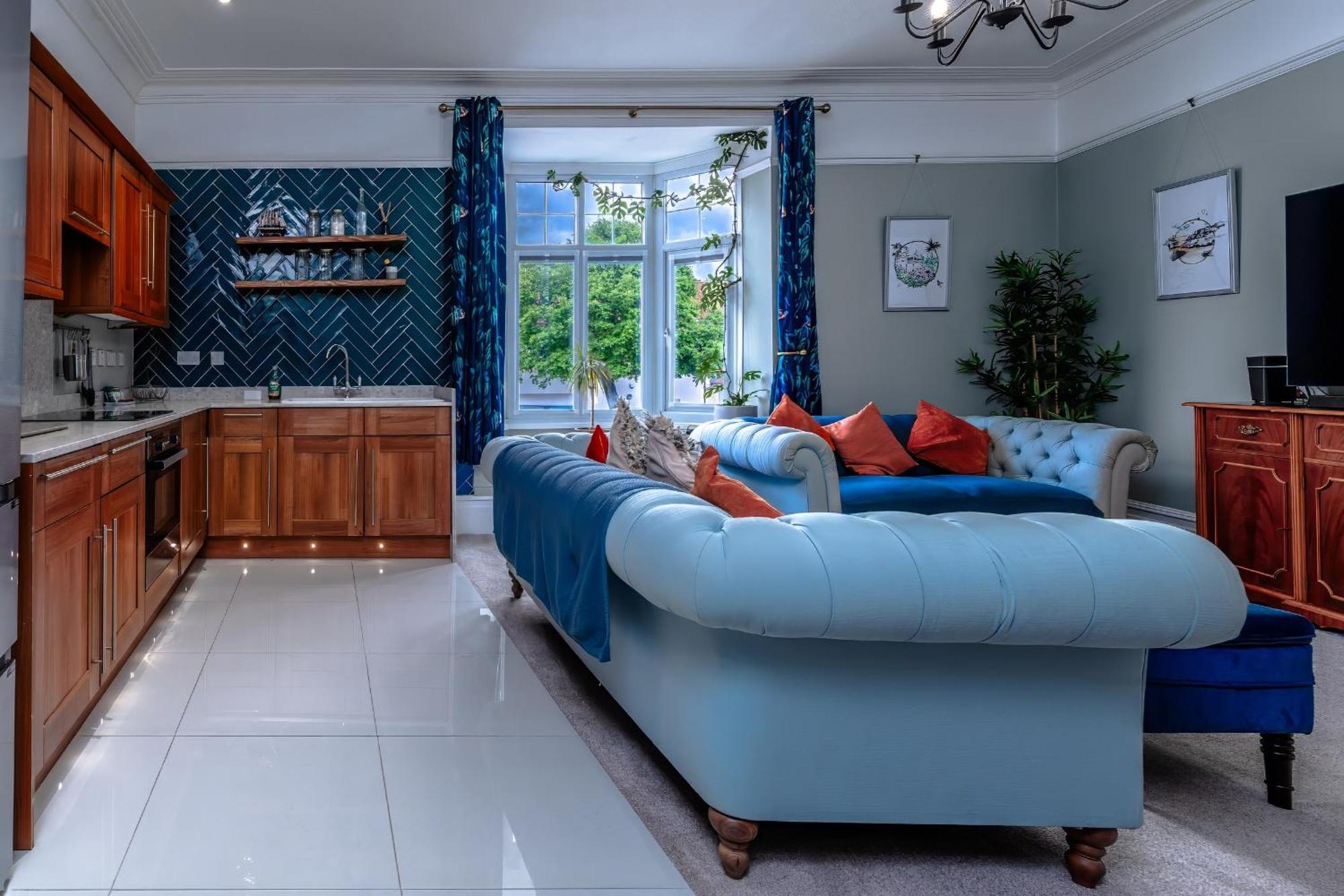 Modern Serviced Apartment: Views Of Village Center * Bristol